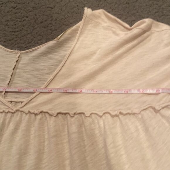 Altar’d State Ruffled Cropped Shirt Size Medium Light Tan Flowy - Picture 8 of 10